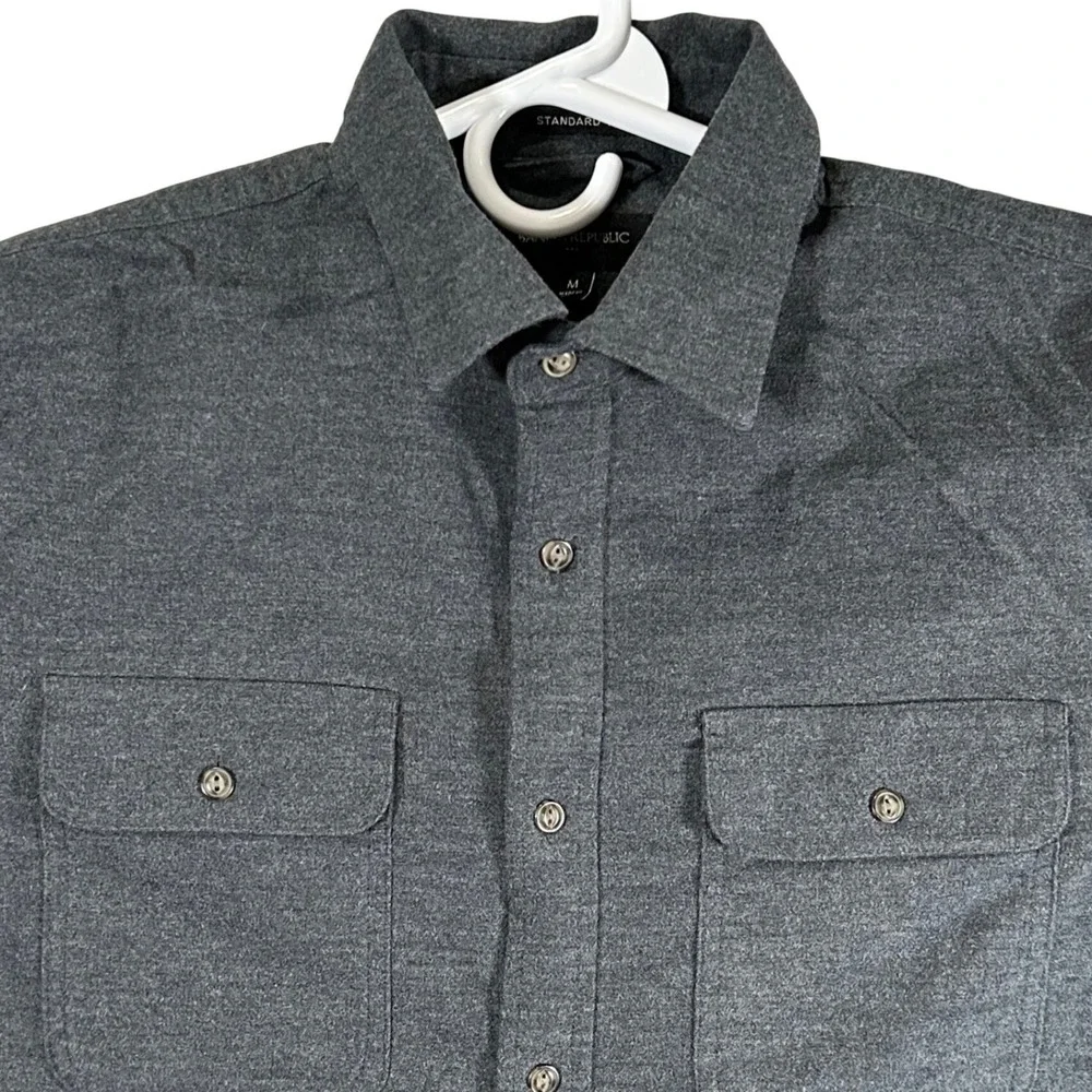 Banana Republic Mens Standard Fit Gray Flannel Style Button Down Shirt Medium